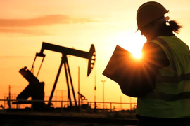 Giá dầu thế giới vượt 100 USD