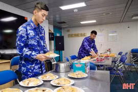 Những "anh nuôi" trên tàu Cảnh sát biển 8004