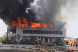 Đang cháy xưởng gỗ Hào Quang ở phường Thành Sen 