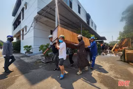 Cháy khu trưng bày sản phẩm gỗ Hào Quang: Người dân hỗ trợ cứu tài sản