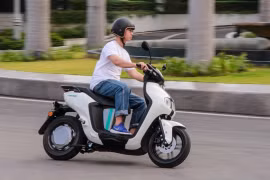 Những sai lầm khi dùng xe máy điện mùa hè và cách bảo vệ pin hiệu quả