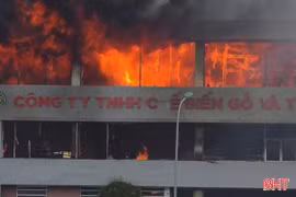 Cháy khu trưng bày sản phẩm gỗ Hào Quang ở phường Thành Sen 