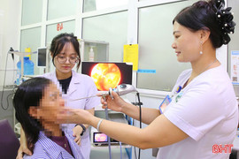 Hãi hùng hình ảnh bác sỹ gắp ổ dòi ra từ mũi bệnh nhân