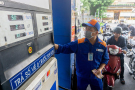 Giá xăng giảm về sát 18.500 đồng một lít