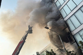 Cháy nhà 7 tầng gần chợ Hà Đông, đã có 3 người tử vong