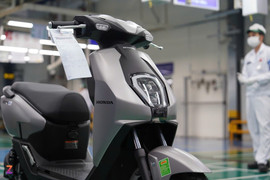 Honda thống trị xe máy xăng, liệu có 'dễ ăn' với xe điện?