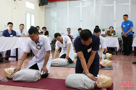 Chuyên gia AHA đào tạo hồi sinh tim phổi cơ bản cho nhân viên y tế