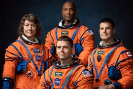 Tại sao trang phục của phi hành gia Artemis II có màu cam?