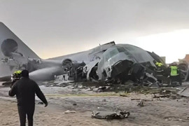 Máy bay chở tiền rơi ở Bolivia, 15 người chết, đám đông hỗn loạn nhặt tiền
