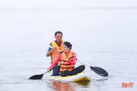 Thích thú trải nghiệm chèo SUP trên biển Thạch Khê