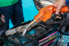 Bộ Tài chính đề xuất giảm một nửa thuế môi trường với xăng, dầu