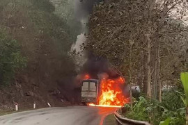 Xe tải đâm vào vách núi bốc cháy