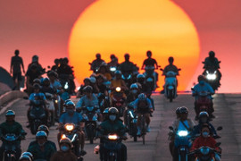 Đợi 2 năm 'săn' khoảnh khắc Mặt Trời xuyên dòng xe qua cầu Sài Gòn