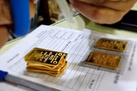 Vàng trong nước “leo thang” kỷ lục, chưa có điểm dừng