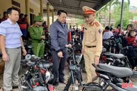 CSGT kiểm tra đồng loạt bãi giữ xe trường học trên địa bàn Hà Tĩnh