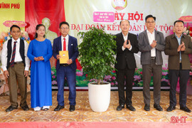 Lãnh đạo tỉnh dự ngày hội đoàn kết, động viên bà con xây dựng quê hương