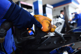 Giá xăng lên sát 20.000 đồng một lít