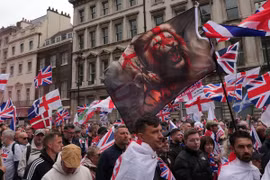 Biểu tình cánh hữu 60.000 người rung chuyển London