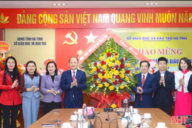 Lãnh đạo tỉnh chúc mừng các đơn vị, trường học nhân Ngày Nhà giáo Việt Nam