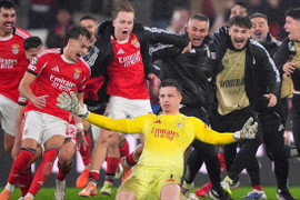 Mourinho đạo diễn cú sốc: Thủ môn Benfica ghi bàn, Real Madrid gục ngã