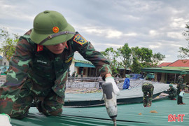 Hơn 11.000 lượt cán bộ, chiến sĩ chung tay dựng lại trường lớp sau bão