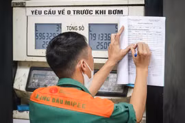 Giá xăng E10 RON 95-III tăng gần 900 đồng một lít