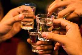 Ép buộc người khác uống rượu - bia, bị phạt tới 3 triệu đồng