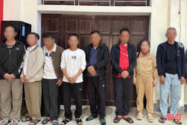 Bắt 8 đối tượng đánh “liêng” ăn tiền