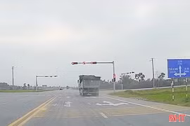 Từ video người dân cung cấp, phạt tài xế xe tải vượt đèn đỏ 19 triệu đồng