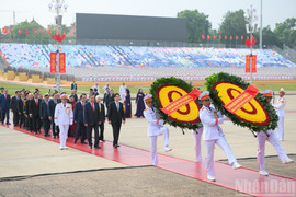 Các đồng chí lãnh đạo Đảng, Nhà nước vào Lăng viếng Chủ tịch Hồ Chí Minh