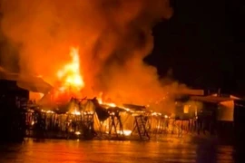 Cháy lớn thiêu rụi 13 căn nhà ven sông ở Cà Mau