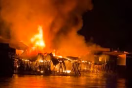 Cháy lớn thiêu rụi 13 căn nhà ven sông ở Cà Mau