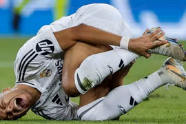 Real nhầm chân khi kiểm tra chấn thương Mbappe