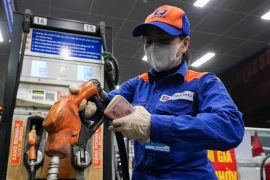 Giá xăng giảm gần 4.000 đồng một lít