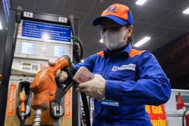 Giá xăng giảm gần 4.000 đồng một lít