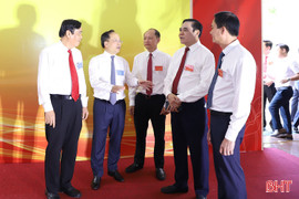 Xây dựng Đảng bộ UBND tỉnh trong sạch, vững mạnh, phát huy vai trò nòng cốt trong điều hành chính quyền hai cấp