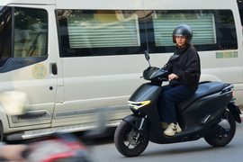 Trải nghiệm xe máy điện Honda - tăng tốc mạnh, chưa hài lòng cốp xe
