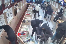 Xông vào tiệm vàng, cướp hơn 1,5 triệu USD trang sức trong 70 giây