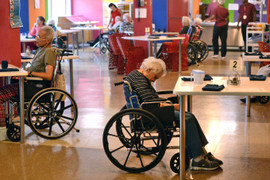 Chăm sóc cha mẹ già trở thành gánh nặng với nhiều người Mỹ