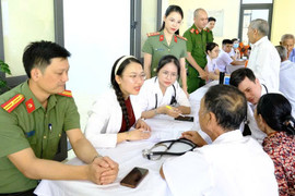 Khám, cấp thuốc miễn phí cho 200 người dân Đồng Tiến