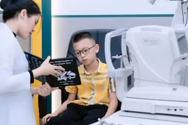 Thu cũ, đổi mới gọng kính tại Bệnh viện Đa khoa Sài Gòn - Hà Tĩnh