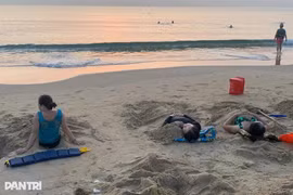 Khách Tây dậy từ 5h sáng ra đường, chứng kiến 'cảnh lạ' khó tin ở Việt Nam