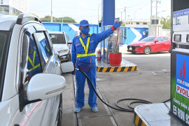 Giá xăng lên gần 19.000 đồng một lít