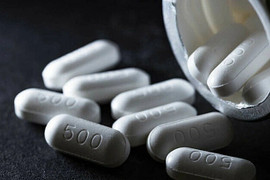 Bé gái suýt chết do uống 8 viên paracetamol chữa đau đầu