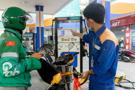 Giá xăng giảm, dầu tăng