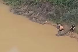 Nghệ An: 2 nam sinh lao xuống sông cứu bạn nữ nhảy cầu