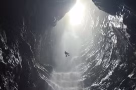 Bên trong hang động có thác nước cao 350 m