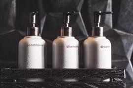 Vì sao không nên dùng sữa tắm, dầu gội ở khách sạn?