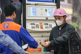 Giá xăng giảm gần 4.000 đồng một lít