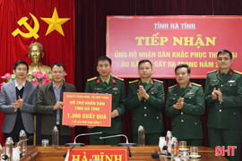 Bộ Quốc phòng trao 1.300 suất quà cho người dân vùng lũ Hà Tĩnh
